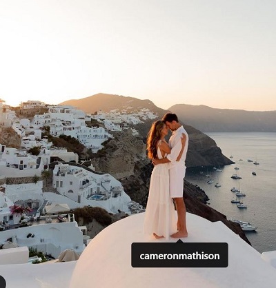 Vanessa Arevalo celebrated her 19th wedding anniversary in Santorini