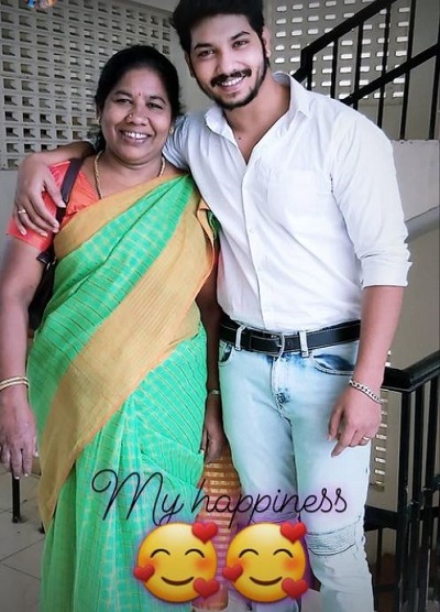 Vicky Roshan with his mom