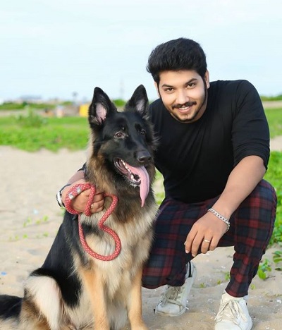 Vicky Roshan with his pet