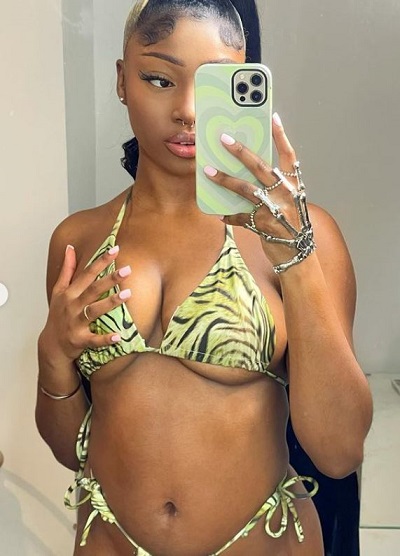 Indiyah Polack loves to take mirror selfies