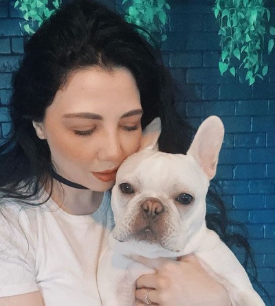 Jessii Vee with her pet dog