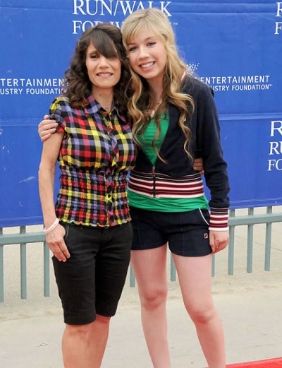 Debra McCurdy height was 5 feet 6 inches