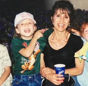 Debra McCurdy Wiki: Jennette McCurdy's Mom Bio, Age, Husband, Net worth ...