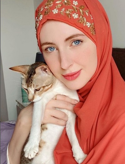 Jazzy Ballerini and her lovely cat