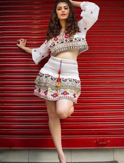 Shivaleeka Oberoi height is 5 feet 6 inches