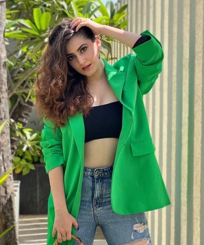 Shivaleeka Oberoi's age is 27 years old