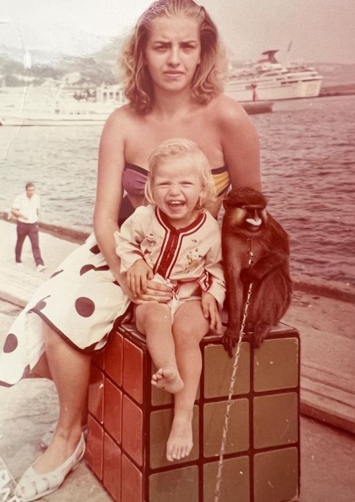 Childhood image of Oksana Kolenitchenko with her mother