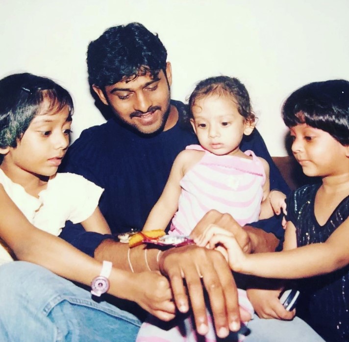 Sai Prakeerti with her sistesrs and cousin