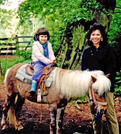 Siera Santos childhood picture with her mother