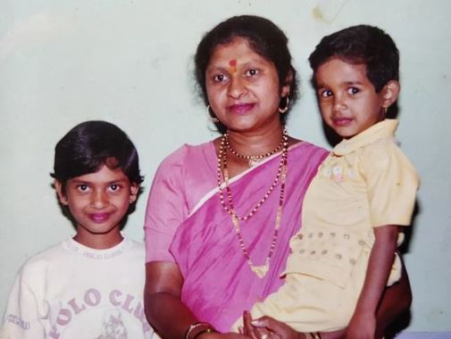 Childhood image of Amruta with her mom Smita Dhongade and sister Puja Dhongade