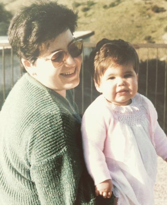 Childhood image of Laura Galán with her mother