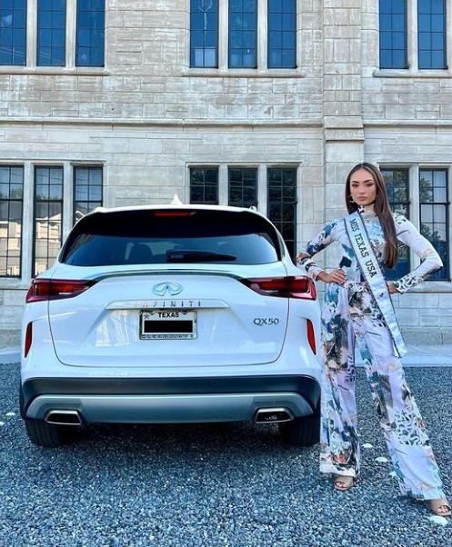 R’Bonney Gabriel follows a luxury lifestyle