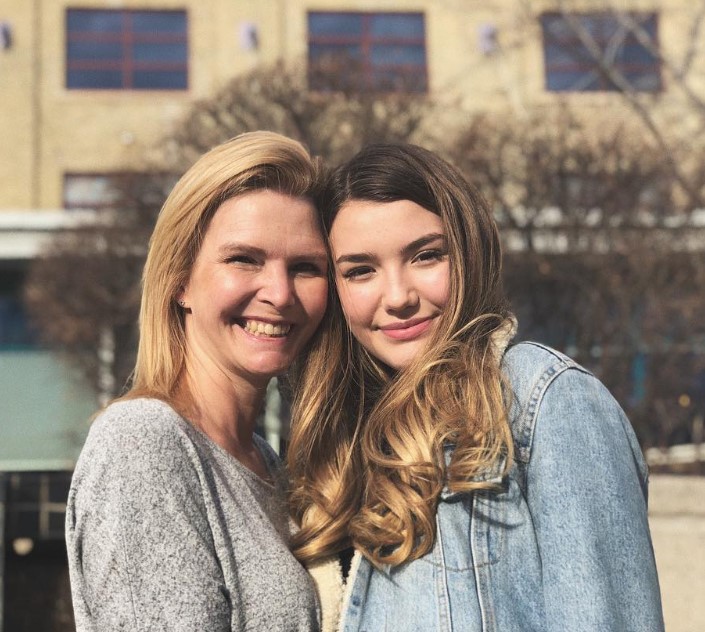 Ali Skovbye and her mother
