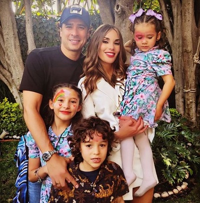 Karla Mora with her spouse Guillermo Ochoa and three kids