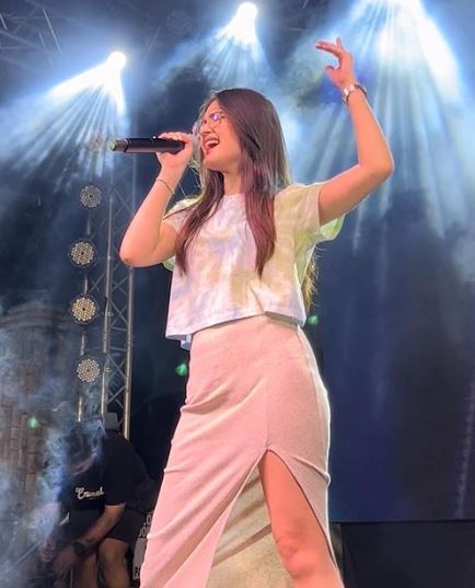 Kira Balinger during her live singing show