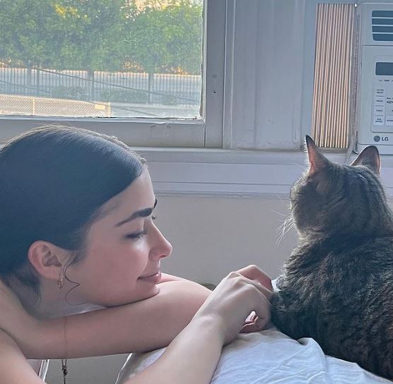 Melissa with her cat