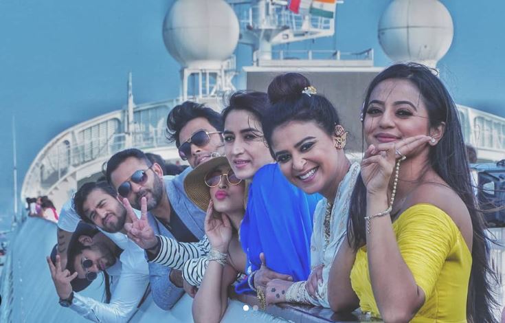 Zayn Khan with his co-actors
