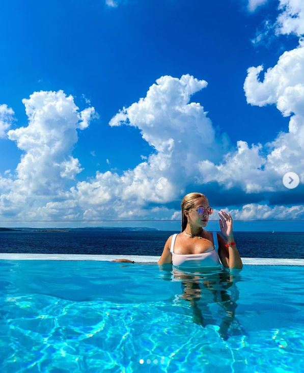 Bárbara loves swimming