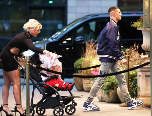 Rebecca with her boyfriend and kids at restaurant