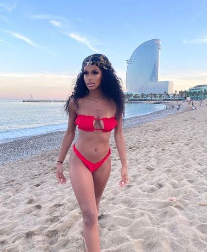 Cecilia loves to go to beaches