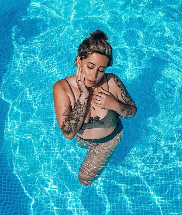 Jolina Mennen is a good swimmer