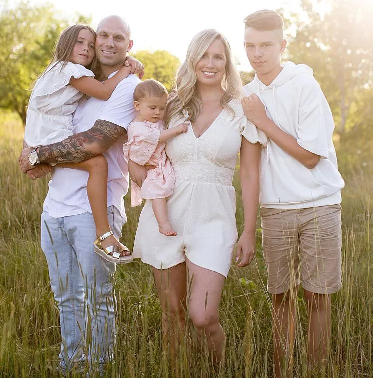 Maïka Desnoyers and her husband Étienne Boulay and kids