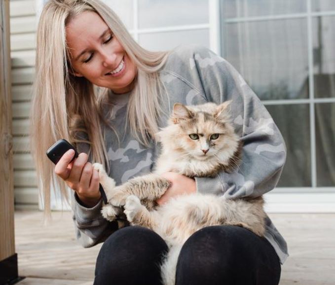 Maïka Desnoyers with her cat