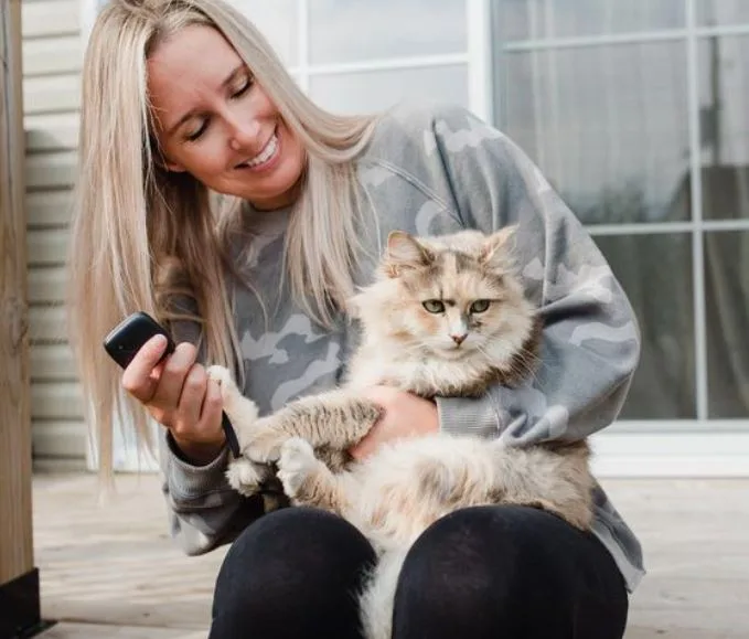 Maïka Desnoyers with her cat