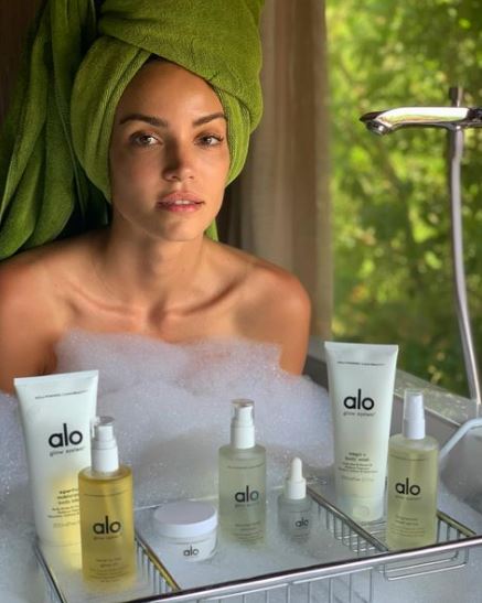 Sofia Resing promotes various brand through her social media
