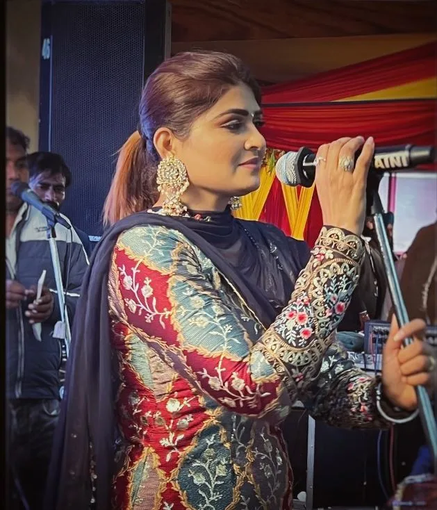 Aman Rozi during a live show