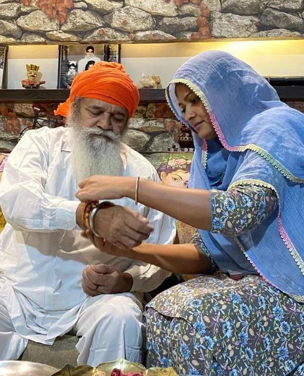 Aman Rozi with her father