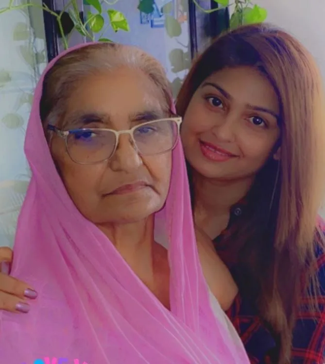 Aman Rozi with her mother