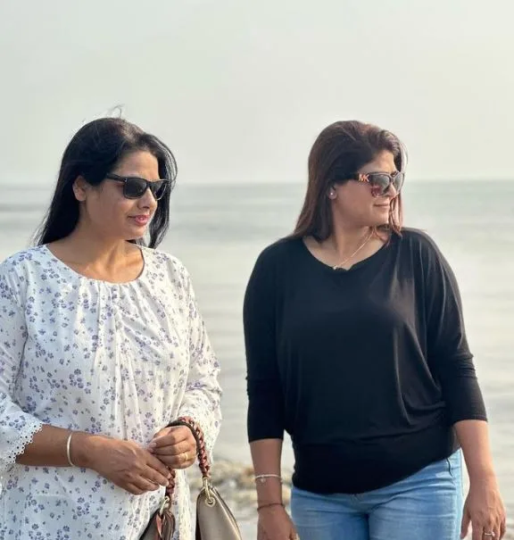 Aman Rozi with her sister