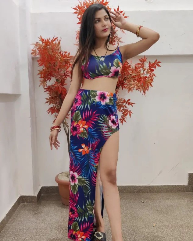 Ayesha Pathan is 5 ft 4 in tall