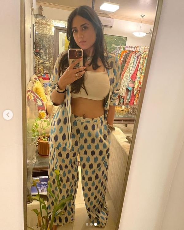 Deeksha Sonalkar loves to take mirror selfies