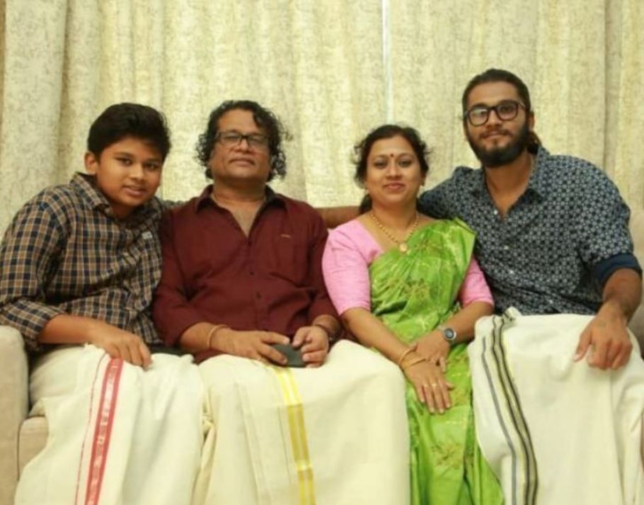 Hareesh Peradi with his wife Bindu Peradi and sons Vishnu and Vaidhi