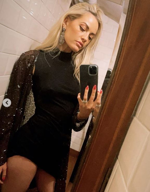Lucy Martin's loves to take mirror selfies