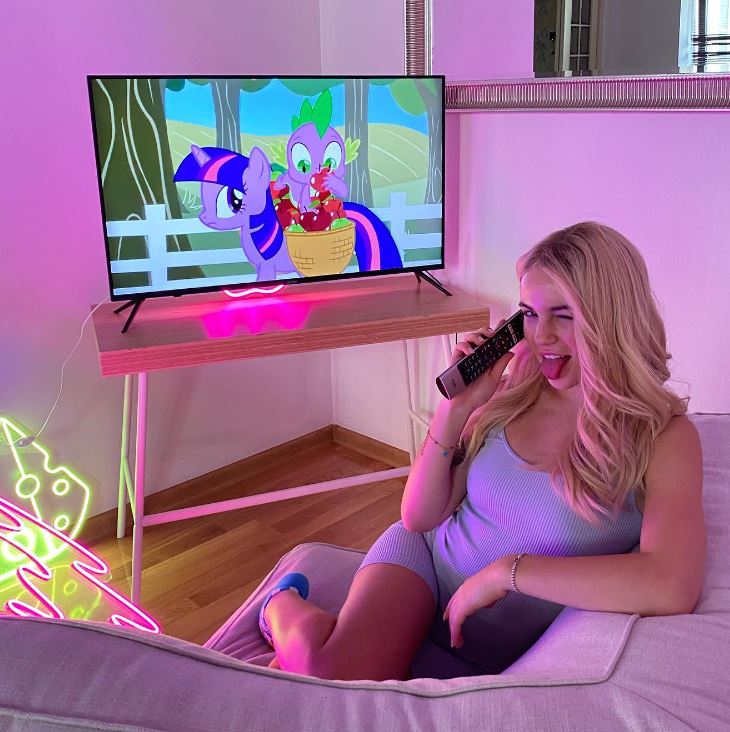 Maryana Ro likes to watch cartoon movies