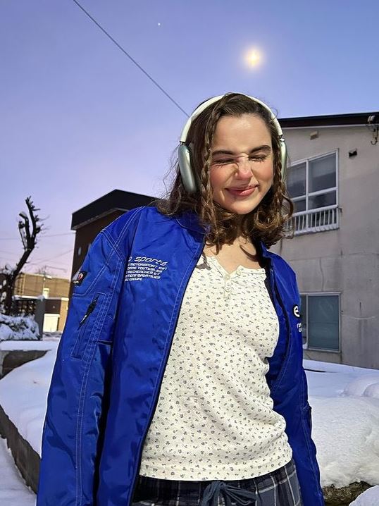 Maryana Ro loves to listening music