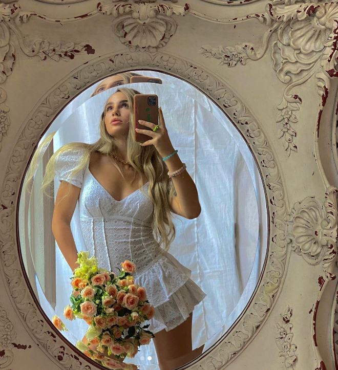 Maryana Ro loves to take mirror selfies