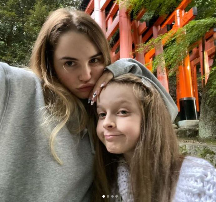 Maryana Ro with her little sister Maressia Rozhkova
