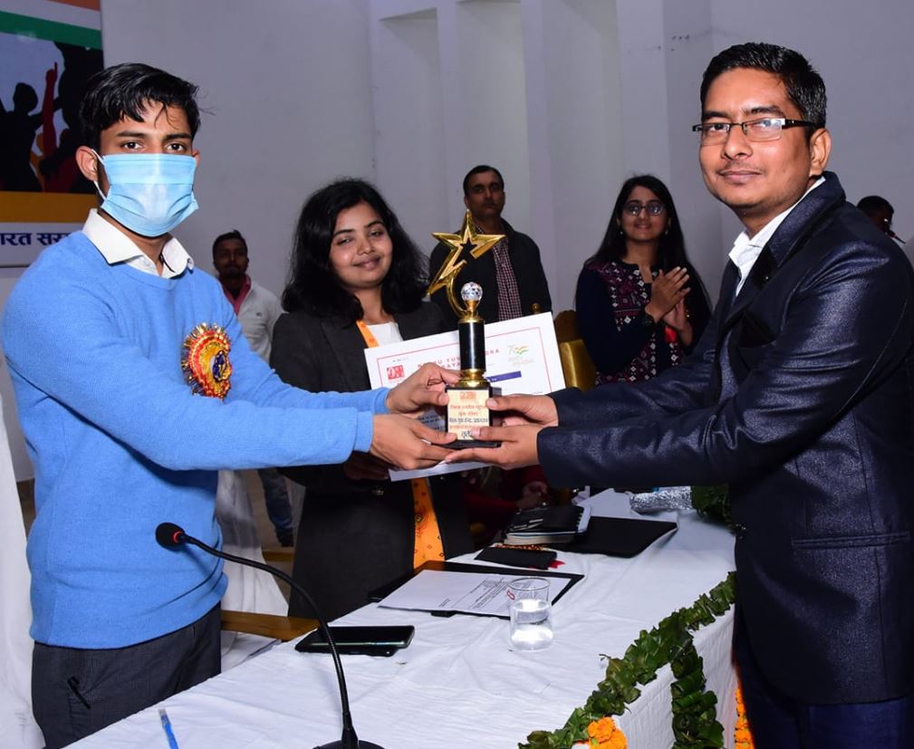Sipu Giri IAS won Neighborhood Youth Parliament Award