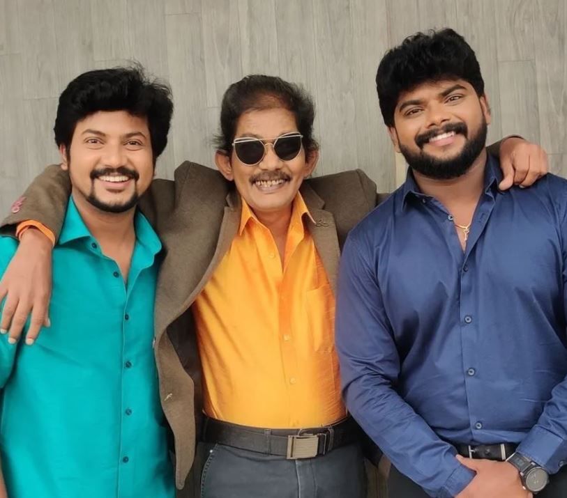 Kovai Guna with his fans