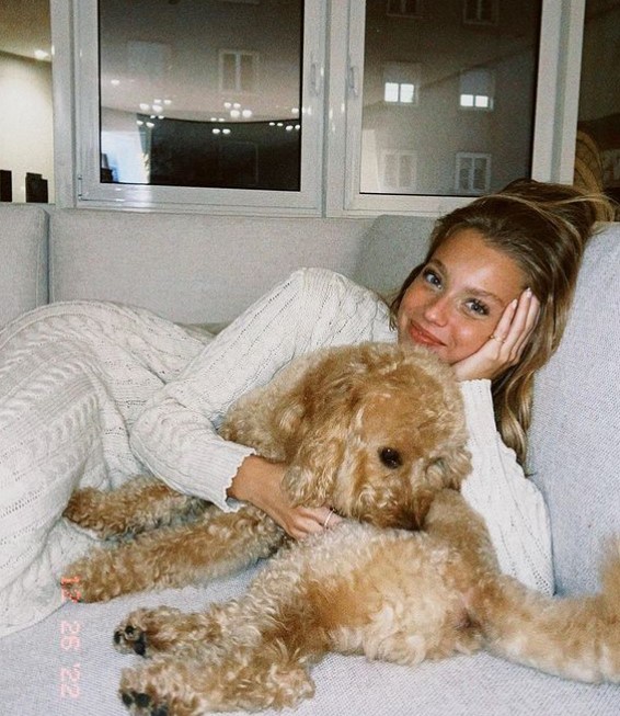 Magui Corceiro loves dog