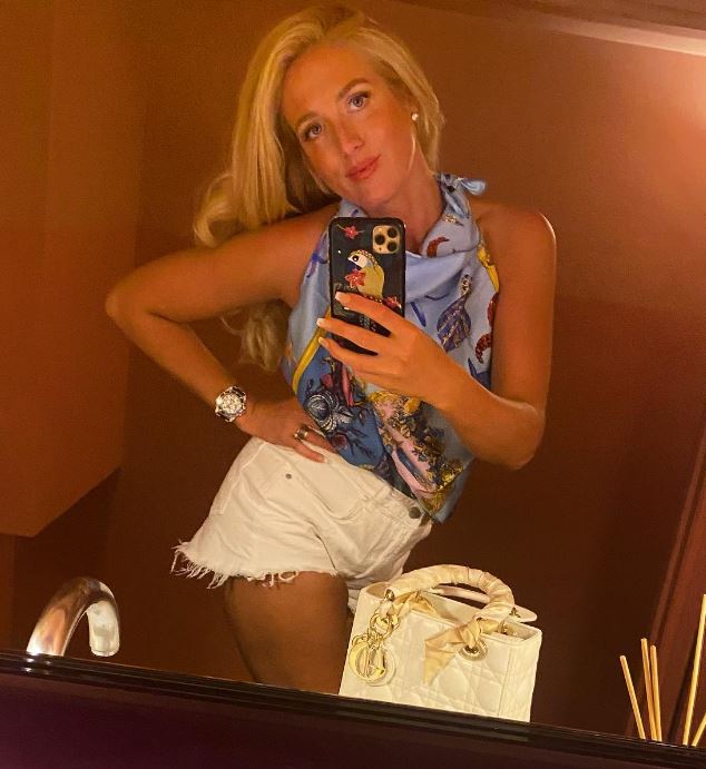 Paris Fury loves to take mirror selfies