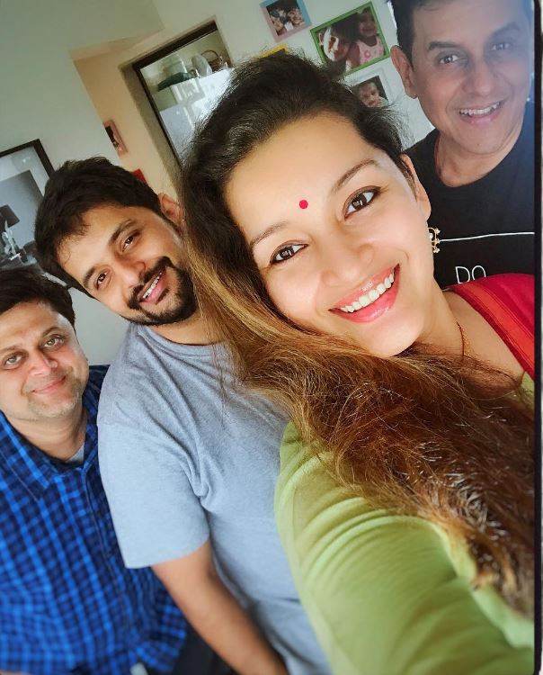 Renu Desai with her brother and cousins