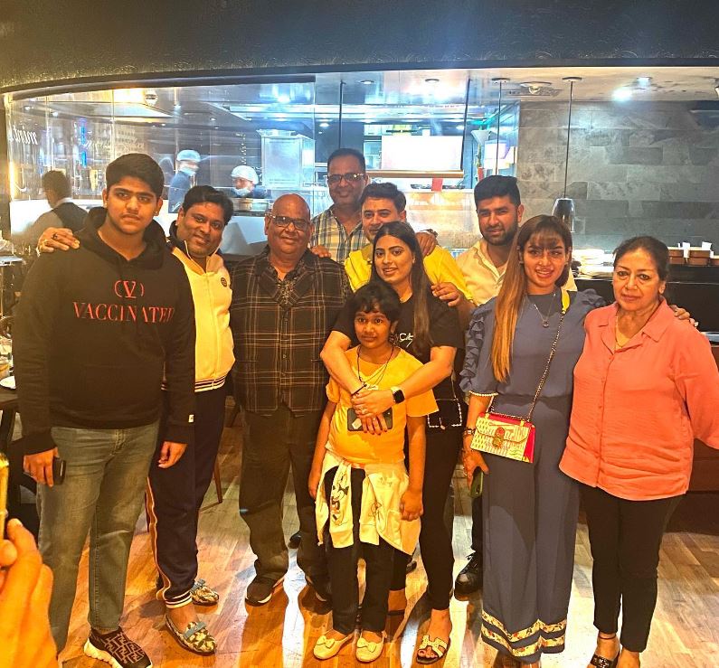 Shashi Kaushik with her husband Satish Kaushik and other family members
