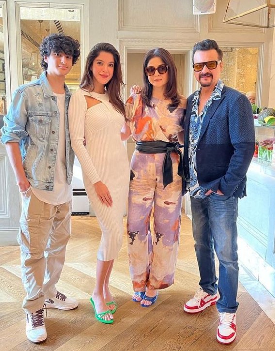 Shanaya Kapoor with her family