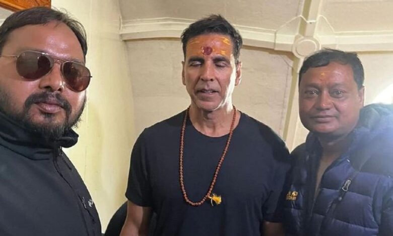 Akshay Kumar Visits Kedarnath Temple, Offers Prayers and Greets Fans