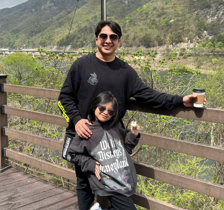 Bhakti Perkasa with his daughter